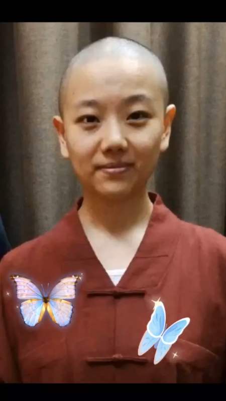 她12岁时因参演还珠格格而走红31岁时却看破红尘削发为尼你还记得那个