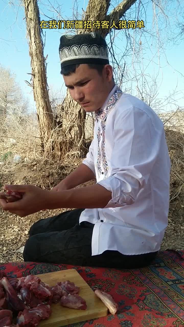 大美新疆#户外烧烤招待客人烤羊肉当然不能缺?