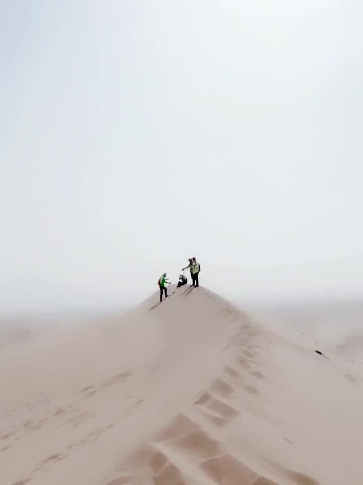 人生就好像在沙漠中旅行一步一個腳印的前進腳踏實地你就會見到生命的