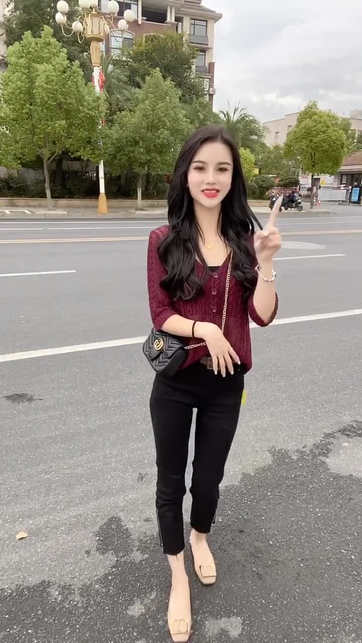 江西矮婆娘,156身高才90斤,穿衣风格还多变,昨天女人味,今天休闲味