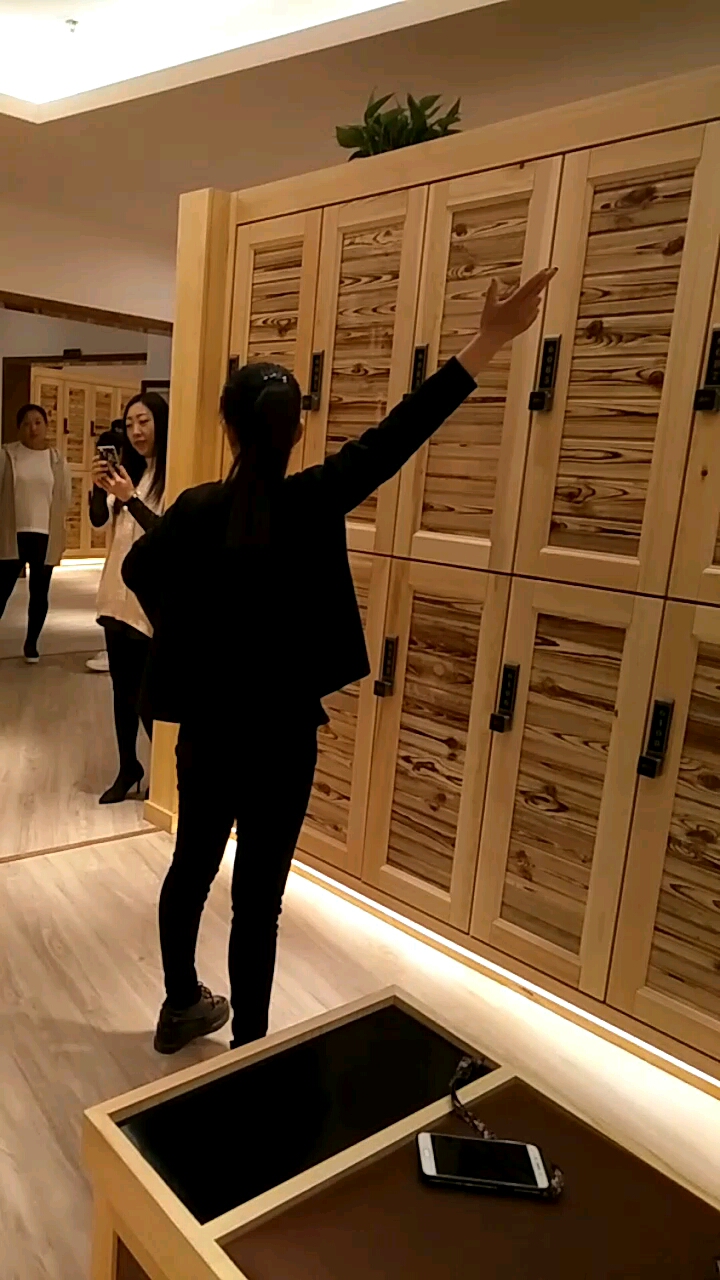 我们巴瑞都温泉跳的企业舞