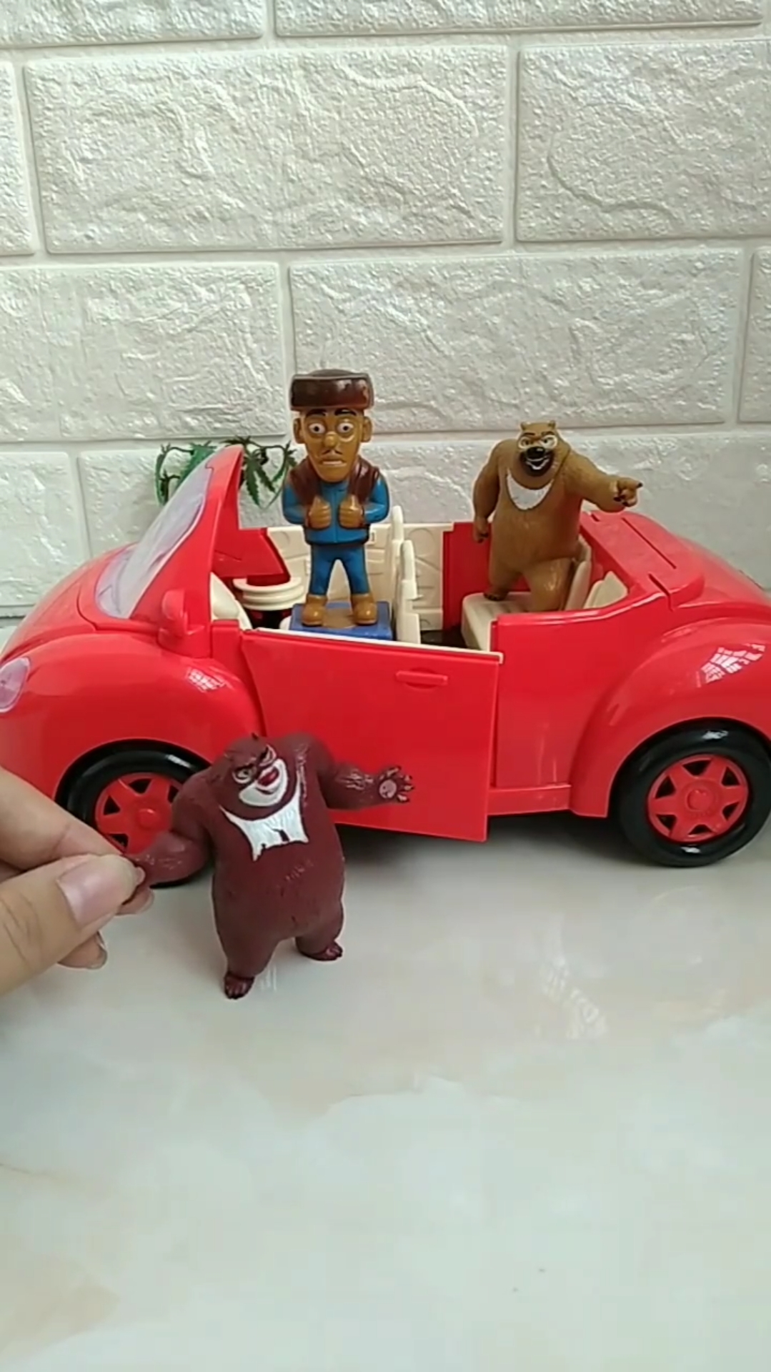 光头强要带熊大熊二去吃好吃的!