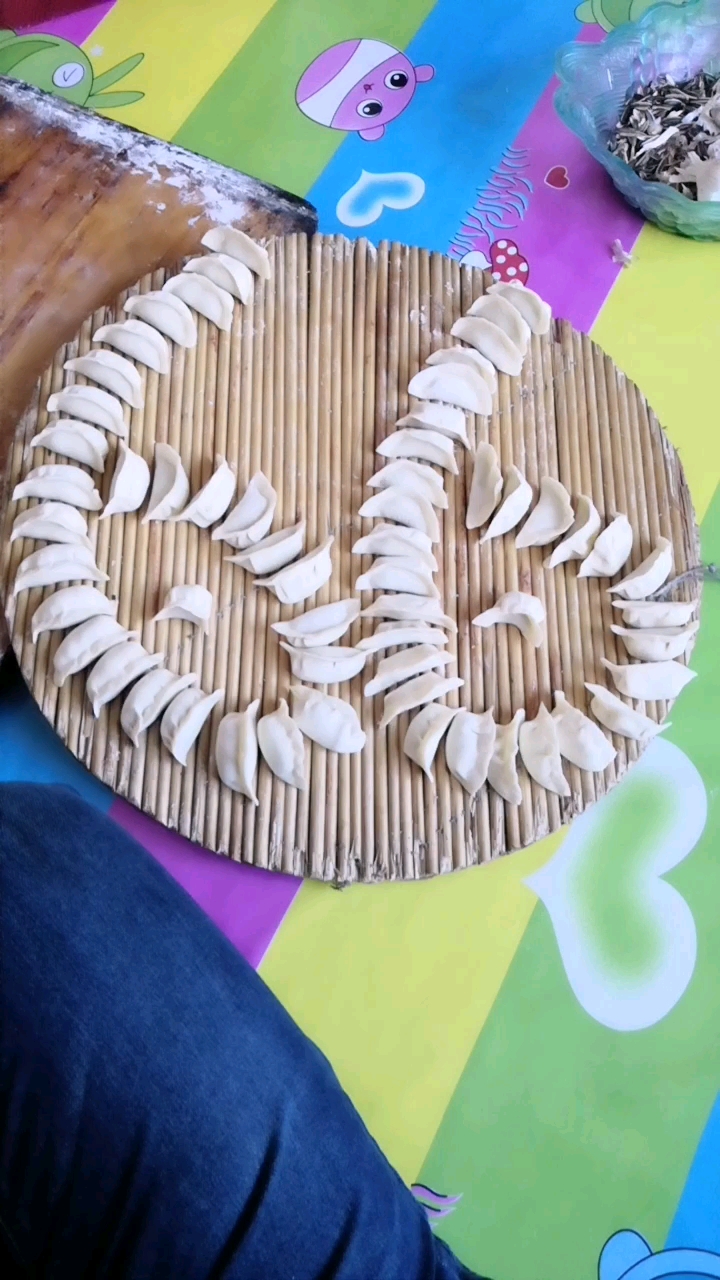 给爸爸包的66个饺子,祝爸爸健康,平安,快乐.