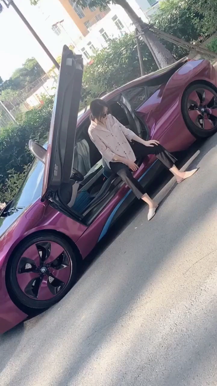 校花小姐姐开宝马跑车i8街拍.