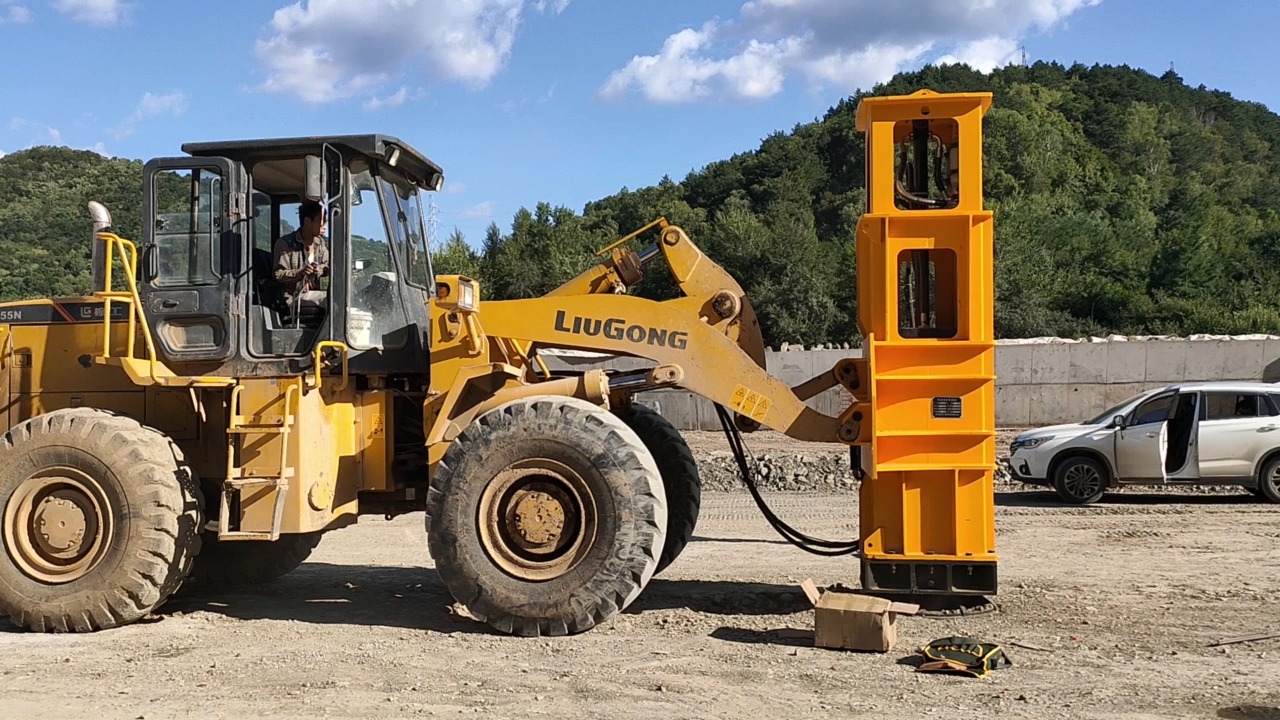 简单装载机打夯!简单装载机带的打夯机施工现场!