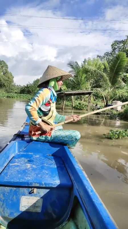 越南媳妇一大早就开着船来撒网捕鱼,结果只抓到了一条清道夫!