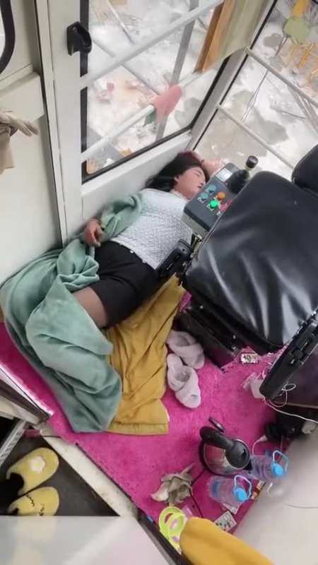塔吊监控拍下这一幕,难怪没见过司机下班,原来把这里当家了
