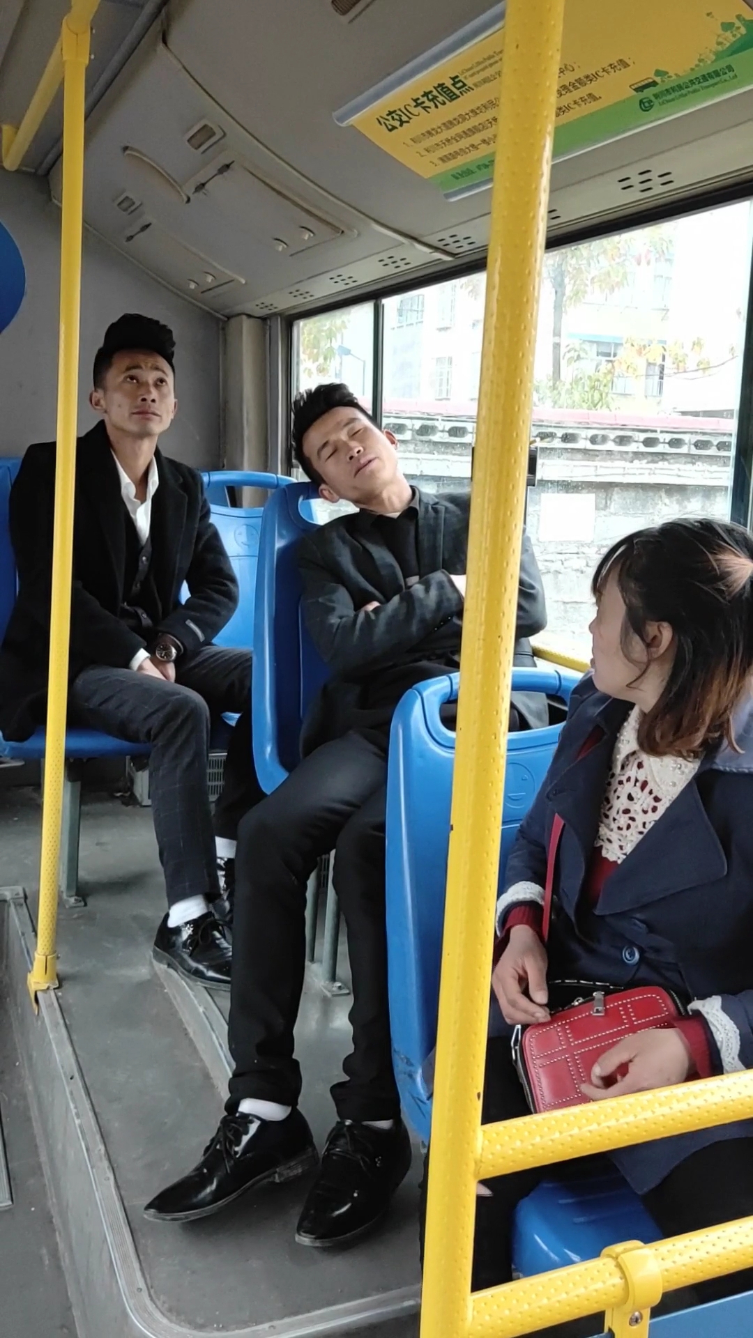 表情大比拼#公交车上的哪些事儿,快乐也是悲伤的