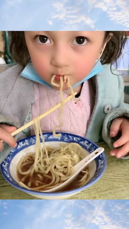 混血漂亮妞第一次吃面条,居然这样用筷子,也太可爱了!