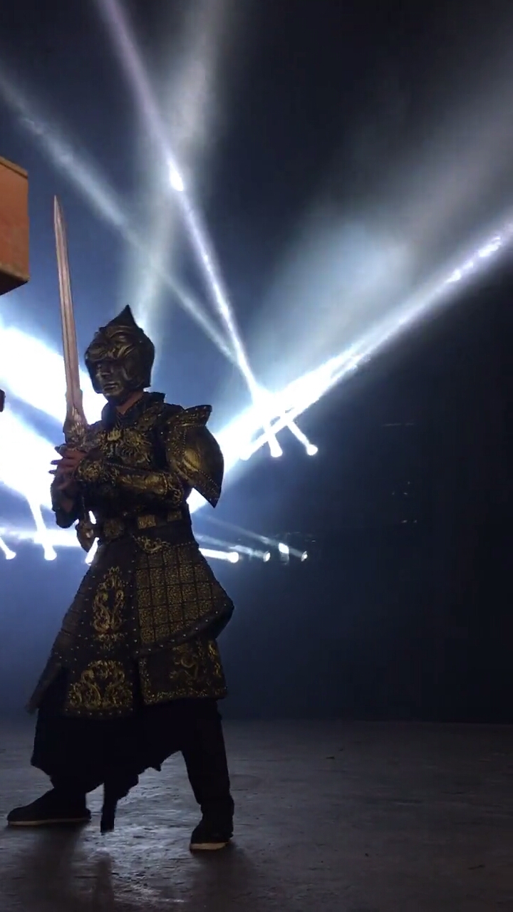 金甲武士出场 连光都不一样了