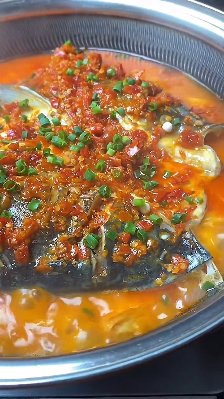 包头鱼不要总是红烧和水煮了,试试这个剁椒的做法,做法简单,肉质鲜嫩