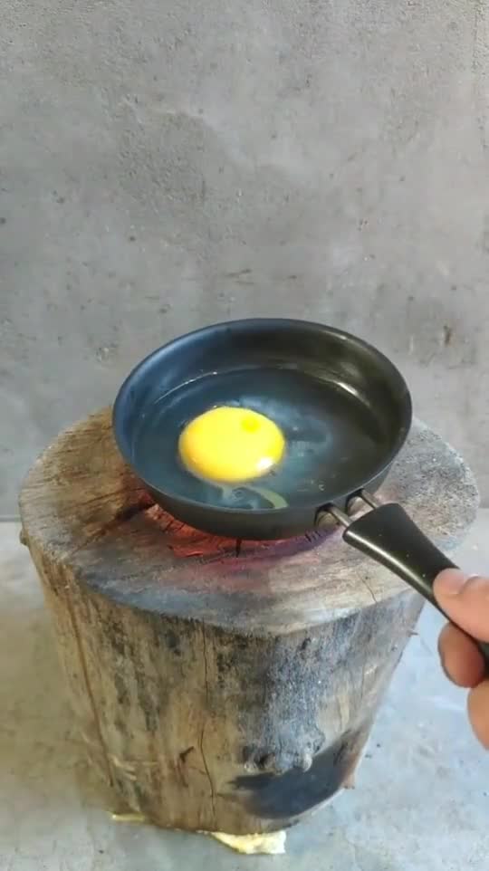 一千度梅花烙铁,煎鸡蛋只用短短的几秒钟,真的是长见识了啊