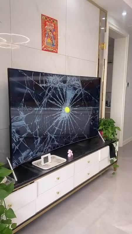媳妇吓唬小伙,假装一球把电视干碎了,结果被识破