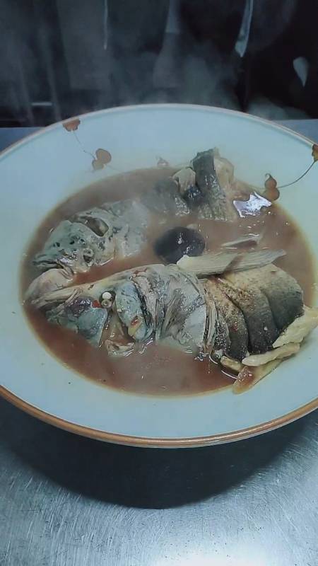 鱼做熟了眼睛冒出来了,这就是鲜鱼,不要被饭店骗了.
