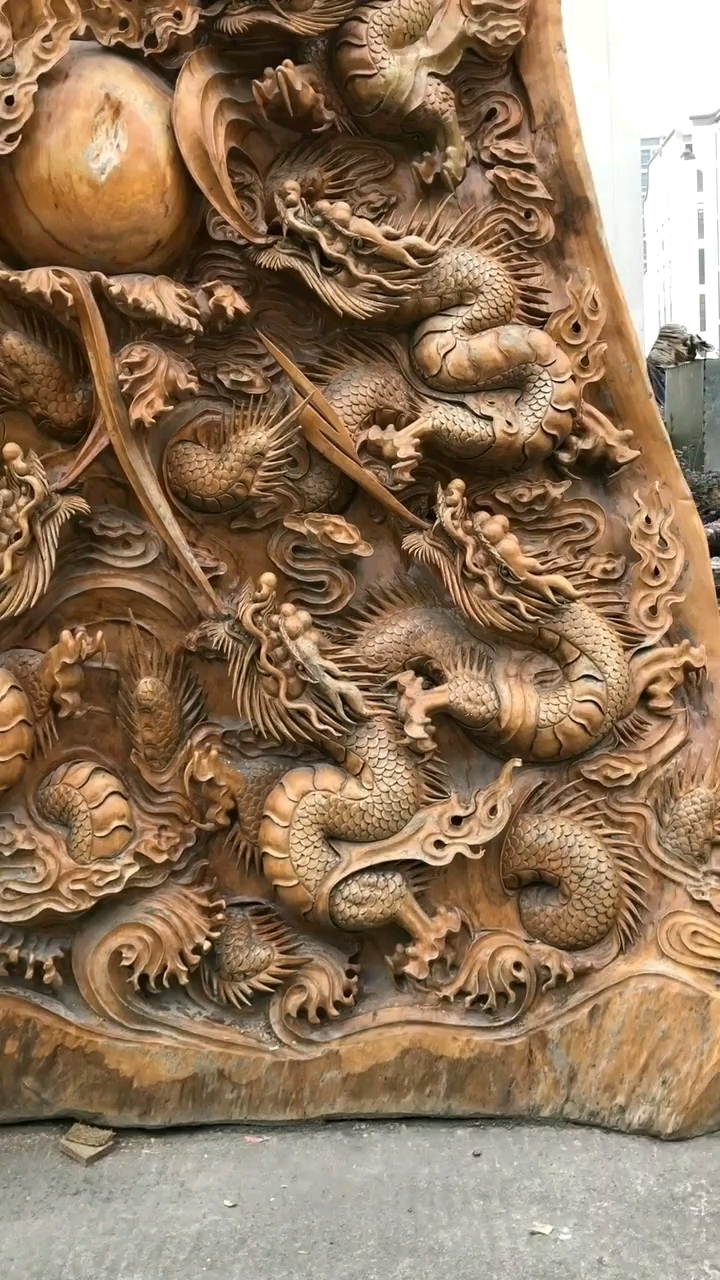 大型木雕作品九龙戏珠.