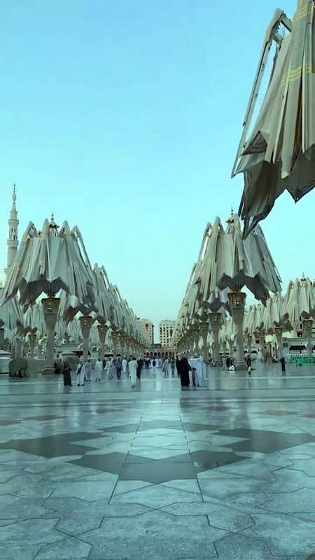 迪拜一广场,每到中午,就会出现巨大遮阳伞-度小视