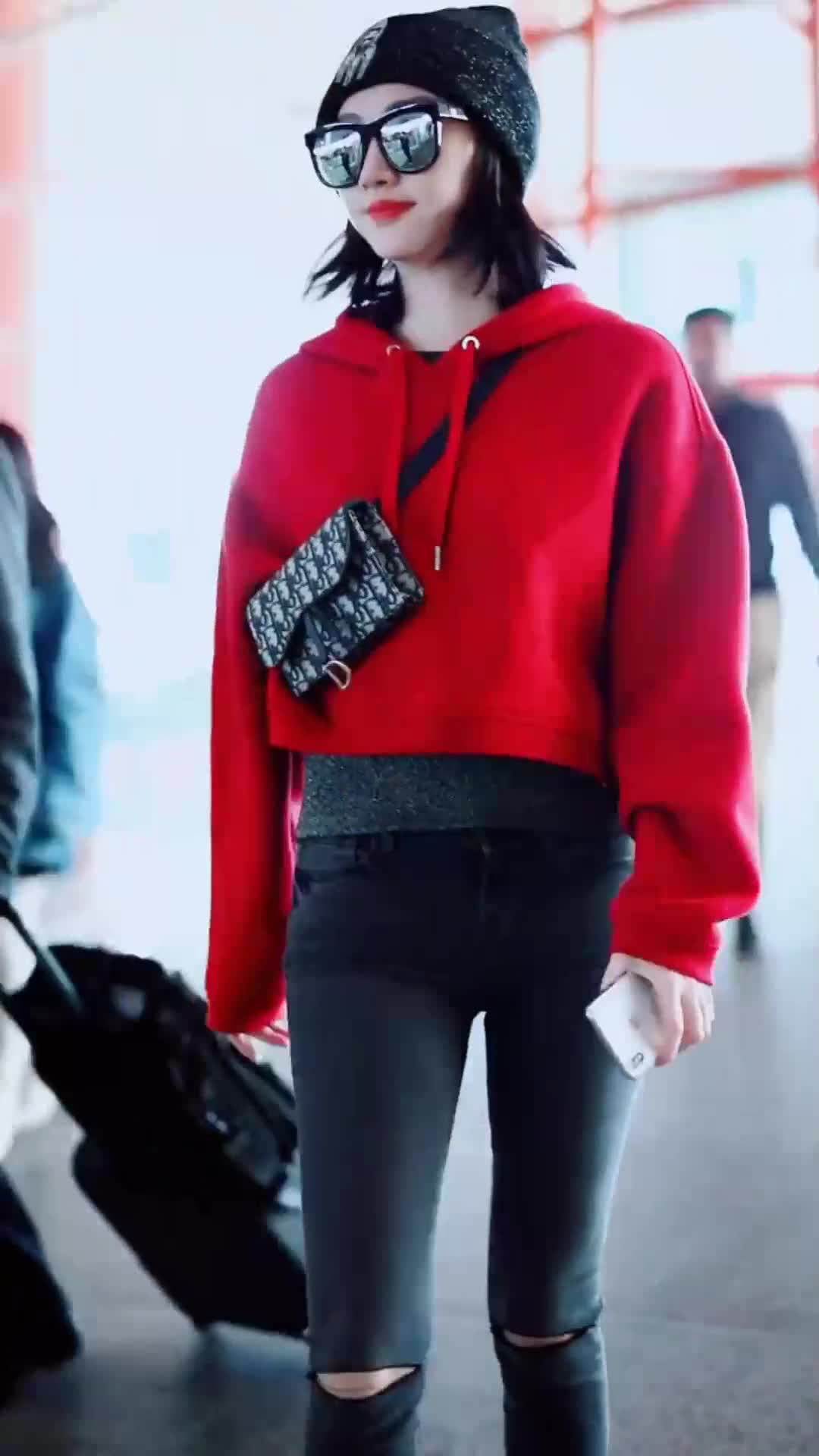 景甜来了,红色短款卫衣很显气质,也很衬新年的气息!