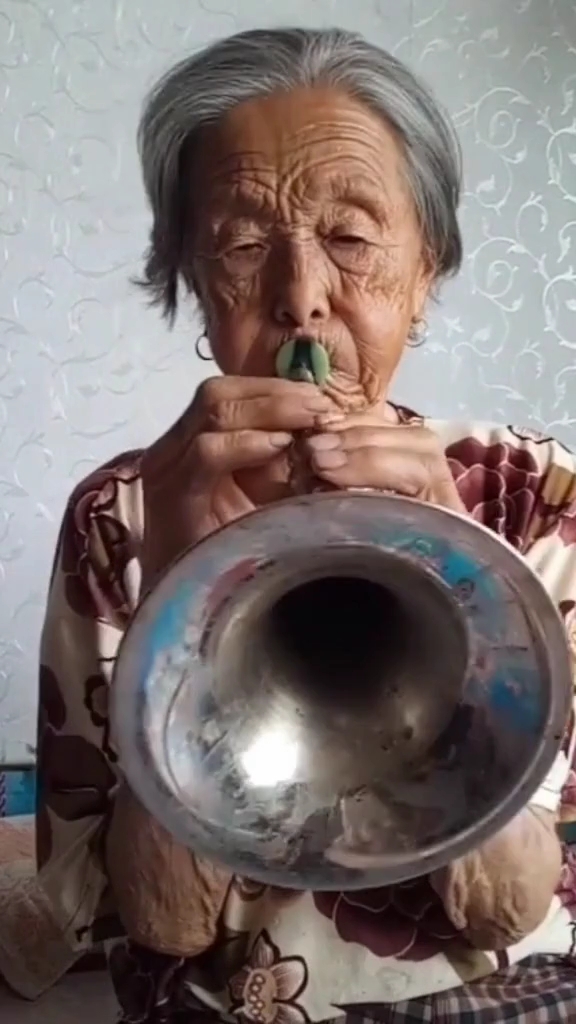 老太太吹唢呐.