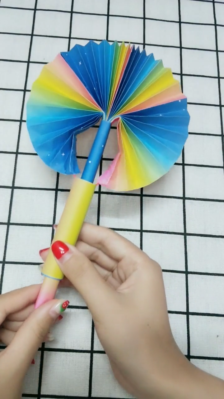 儿童收缩扇子折法