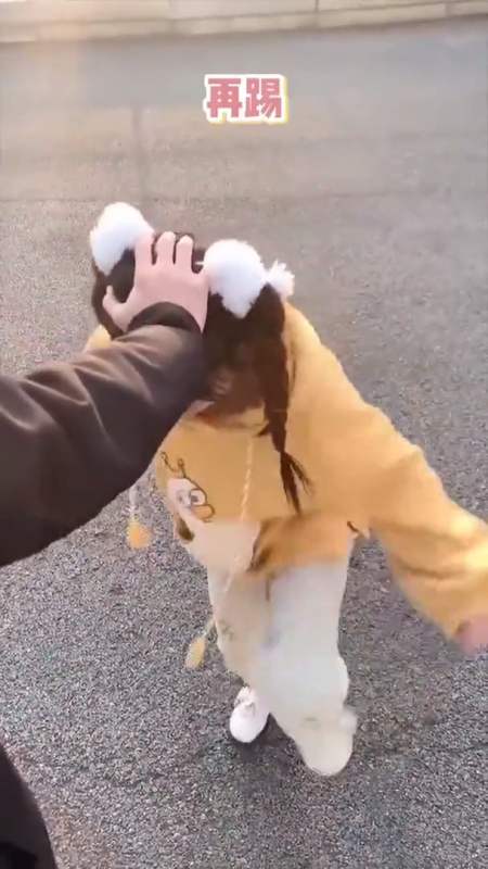 小心我跳起来打你膝盖!