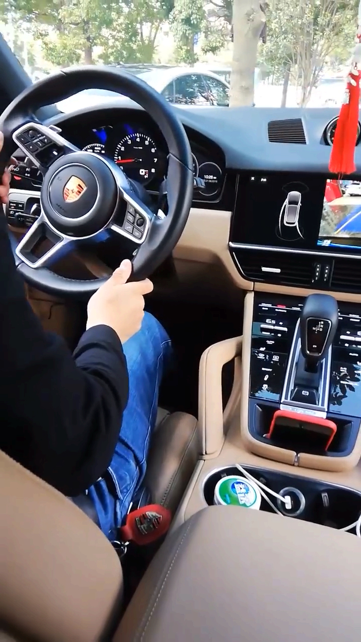 单手开车的男人真帅,糟了,是心动的感觉