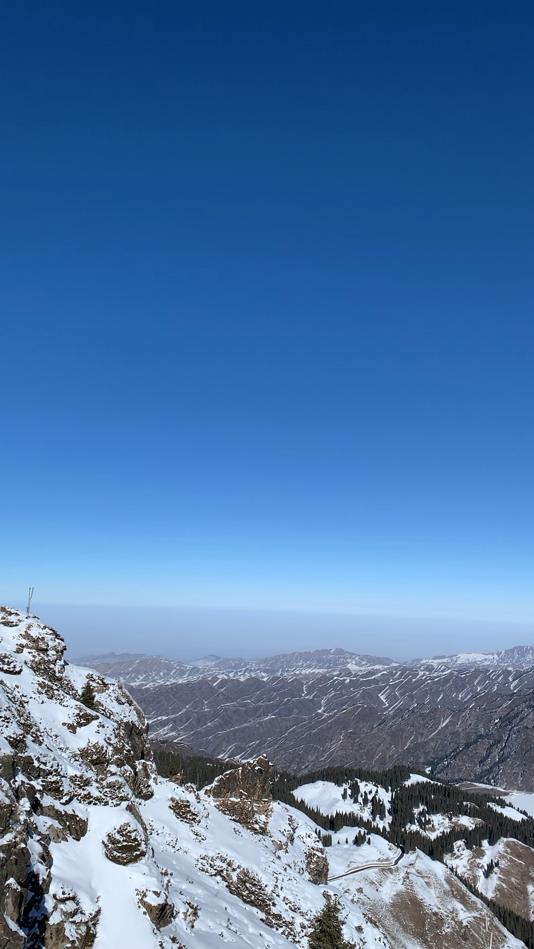新疆天山天池山顶的雪景,美
