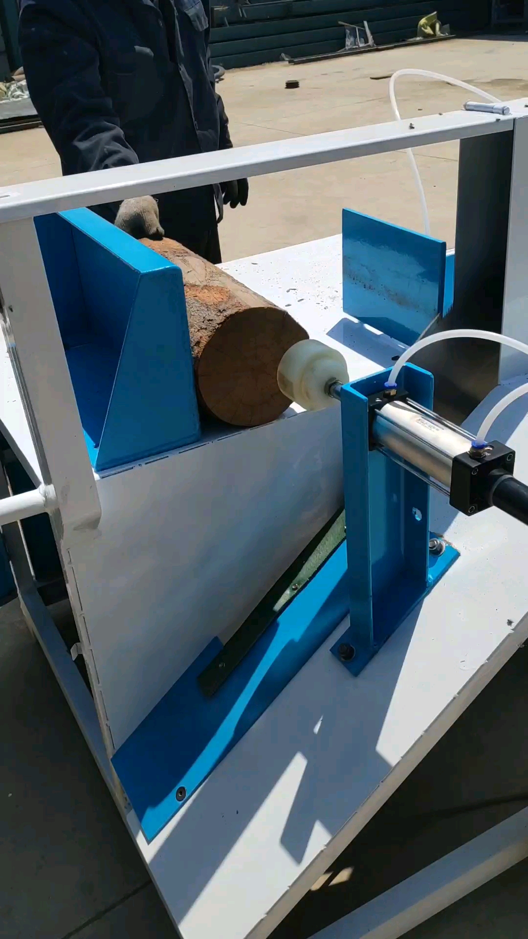 最潮劳动者#圆木截断锯可以截段还可以截片,既安全又高效还省力,是