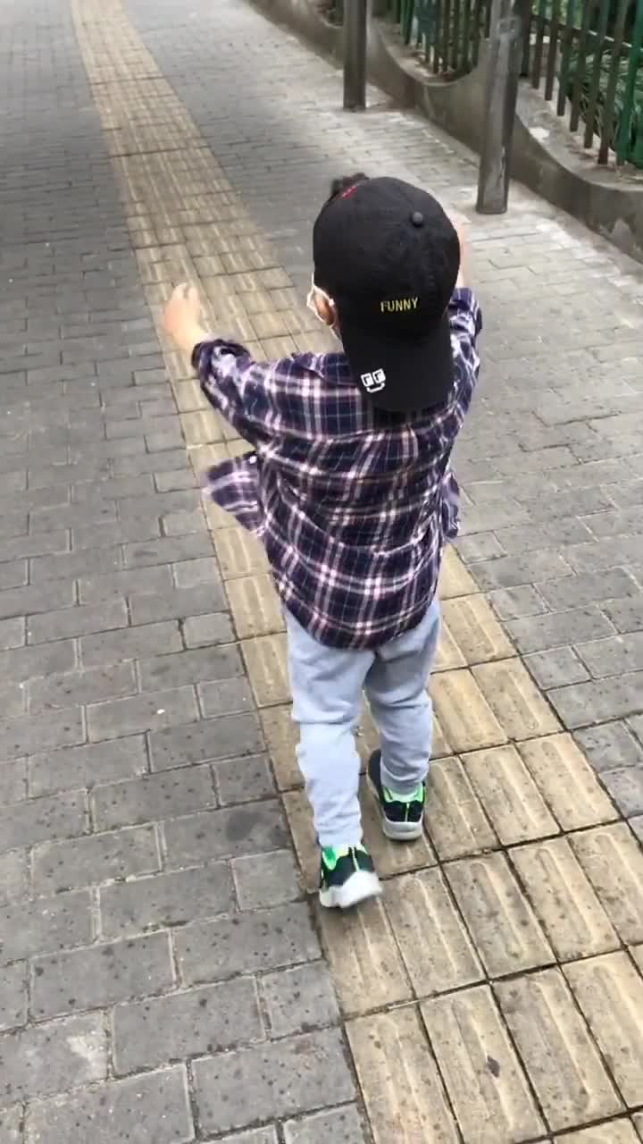 拿着雨伞就像一个霸气大佬,丢下雨伞就是小屁孩