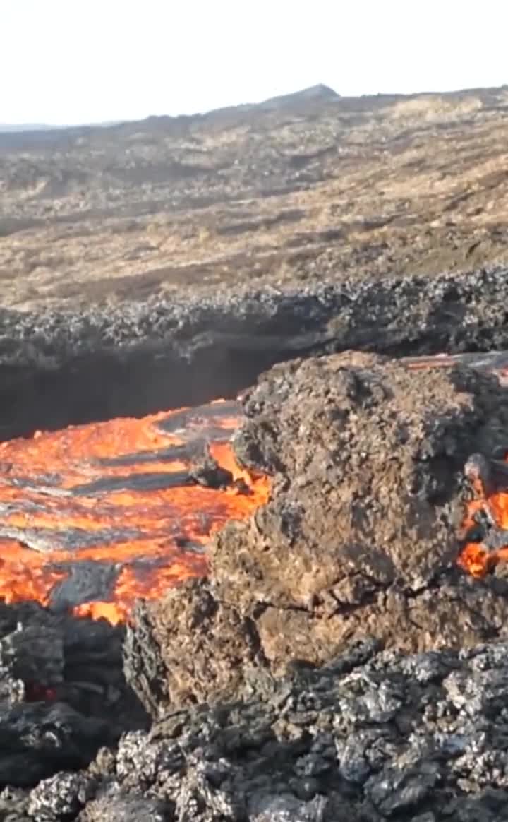 实拍温度高达上千度的岩浆.地核里面到底还有多少岩浆?