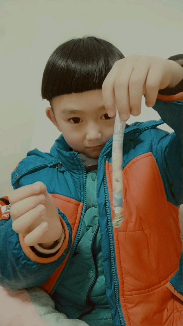 小孩子就是好,一只笔一个磁铁 就可以玩的很开心