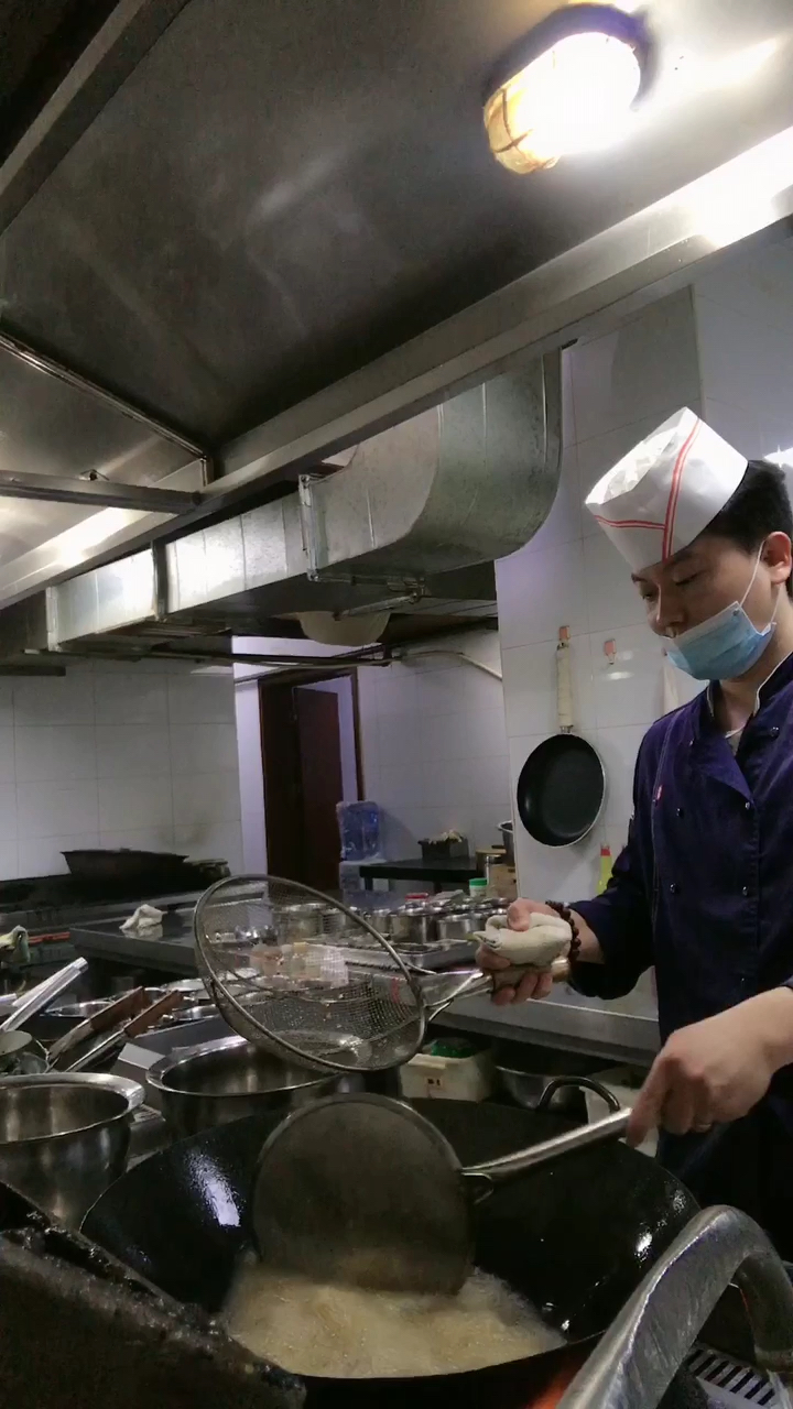 饭店大厨这一操作 是干吗呢?