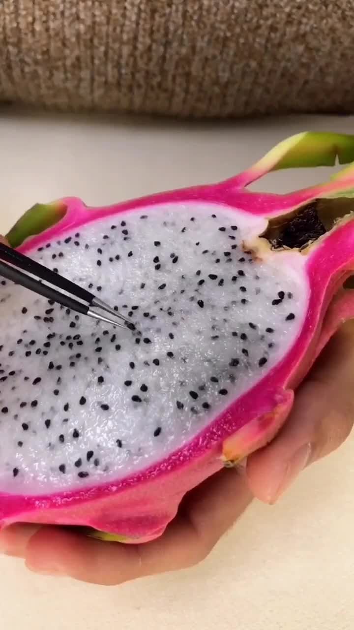 一个人在家能有多无聊,竟然把火龙果的籽挑出来作画!
