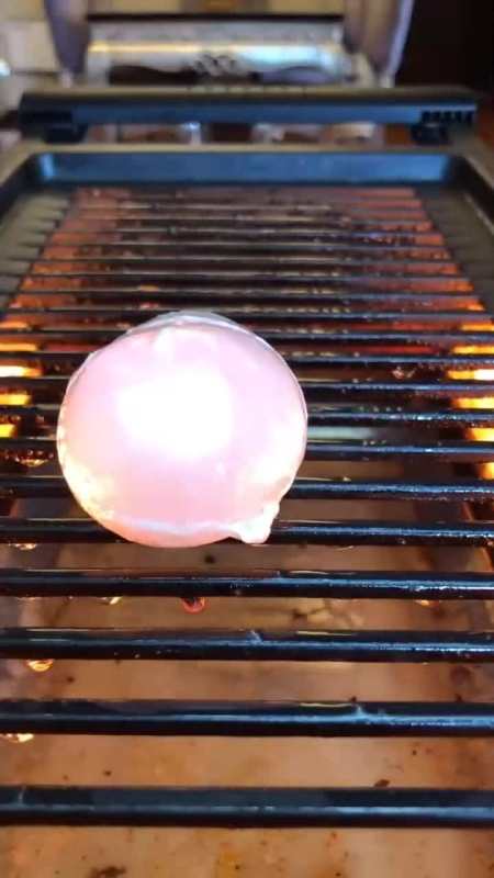 吃货小哥吃羊泡,还是烤着吃的,光听这声响就知道很好吃