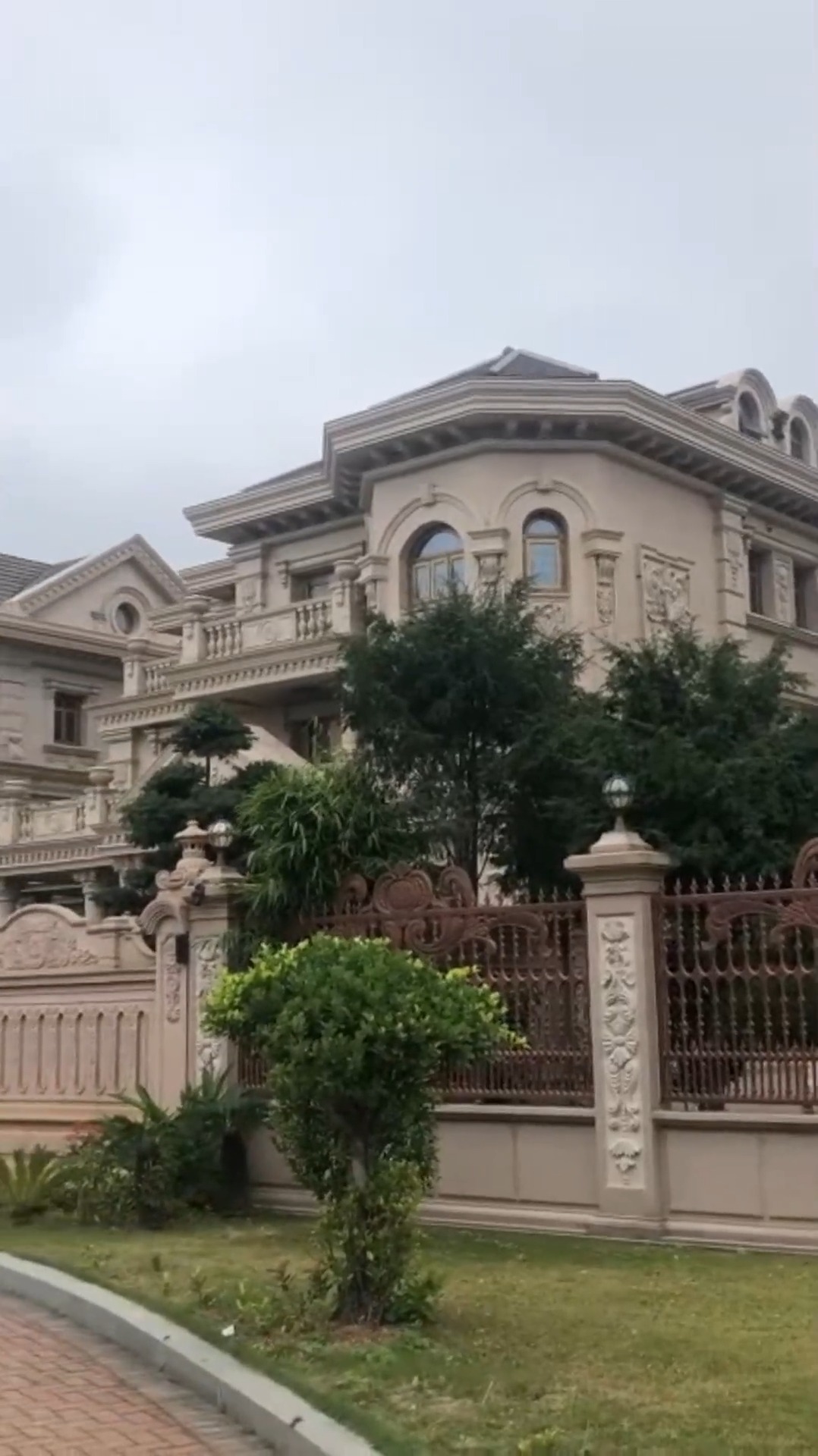 据说,这是香港天王刘德华住的别墅,这地方可真漂亮!