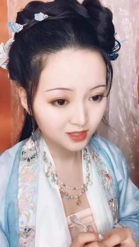 上次你们都说我不像楼里的,这次换了一个勾栏模样的发型