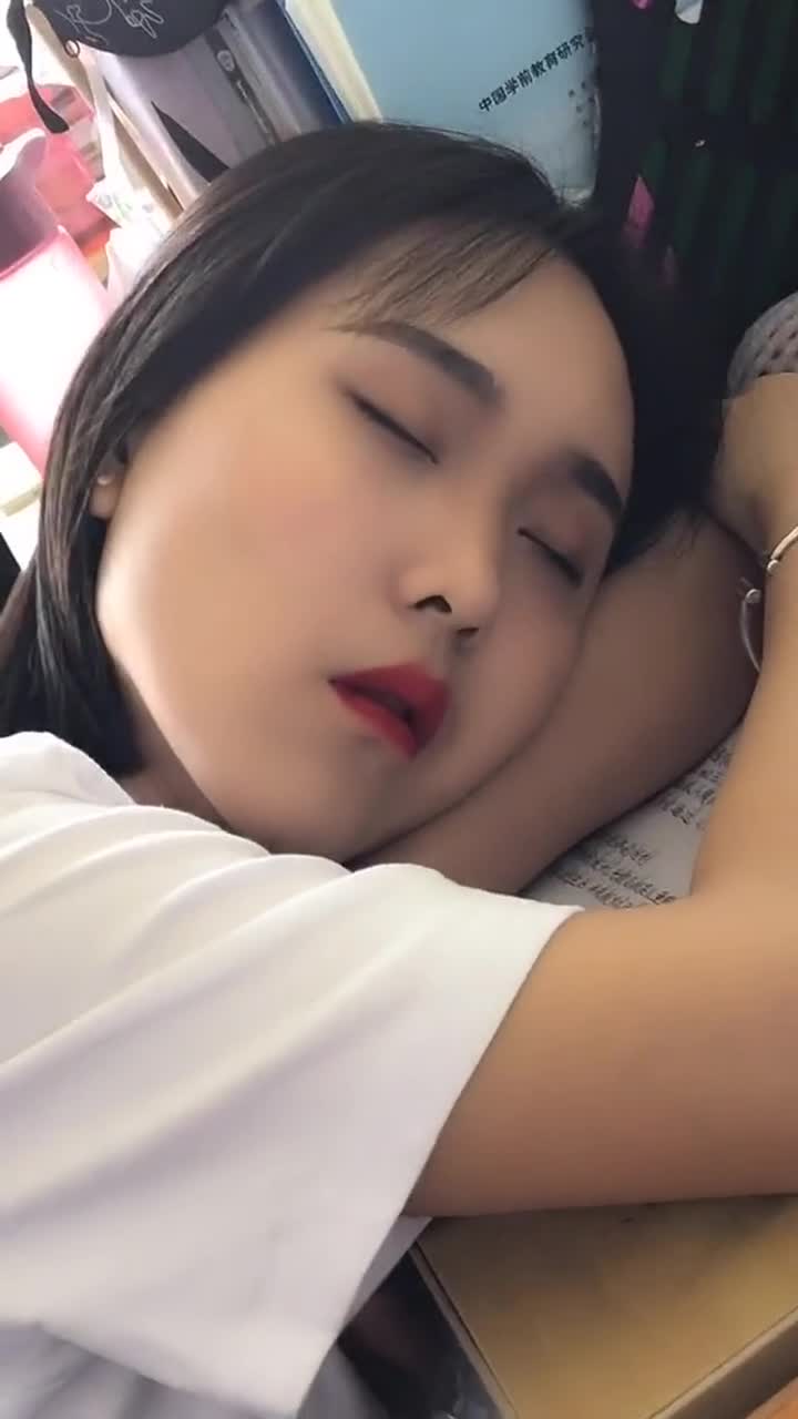 美女同桌趴在课桌上睡觉,看着这可爱的脸蛋,真忍不住想亲一口