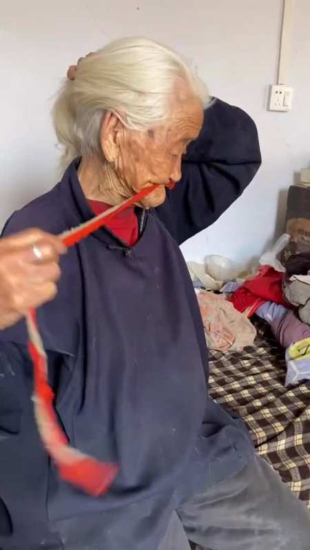102岁小脚奶奶,青布素衣满头银发,小脚走过一个世纪,一米五的身高养育