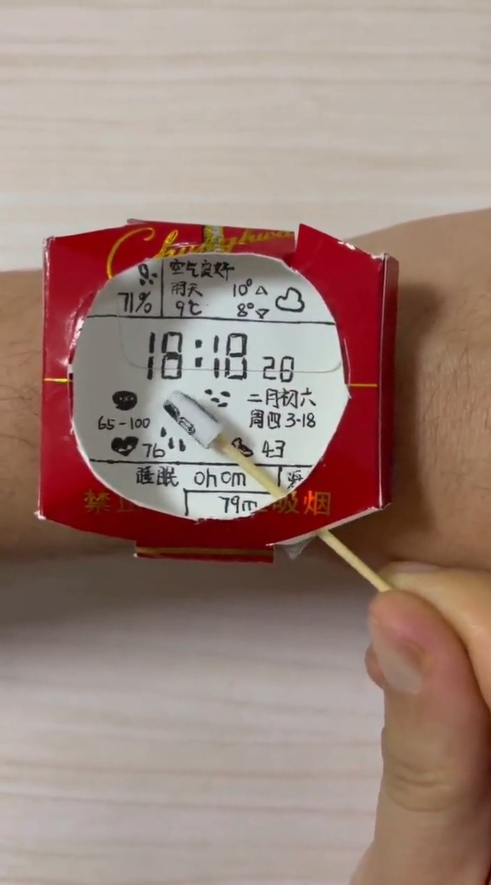 搞笑视频#全网都在秀太空手表,我也买了一块,这个小太空人转的真嚎创