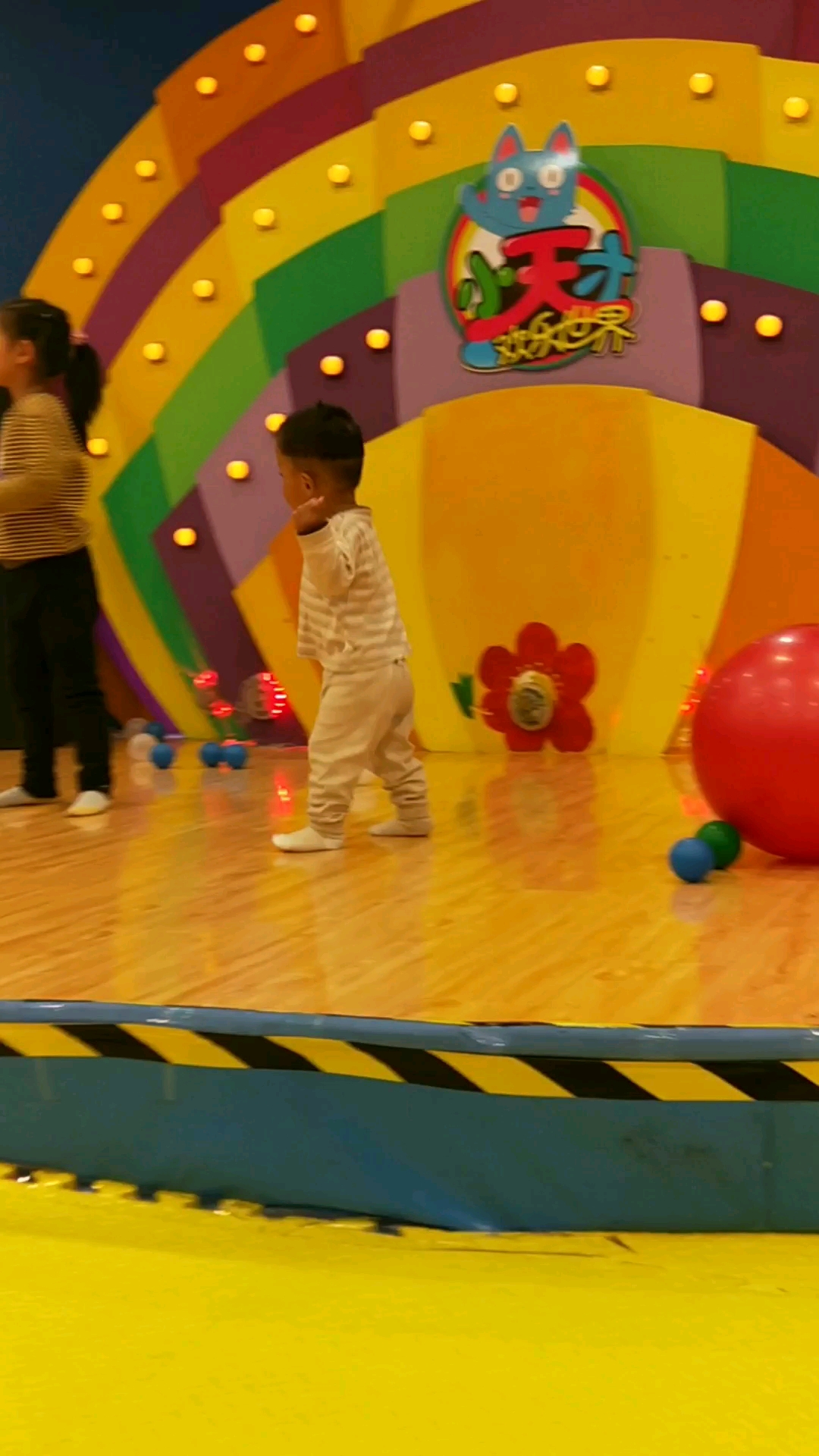 小宝知道跳舞了