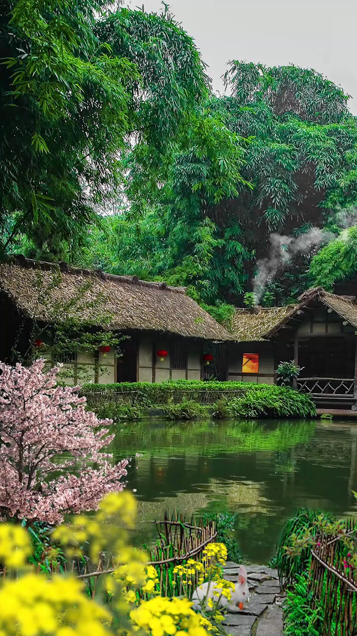 伴山伴水伴云烟,几间茅屋碧水间;无心去做繁华梦,竹下煮酒花下眠.