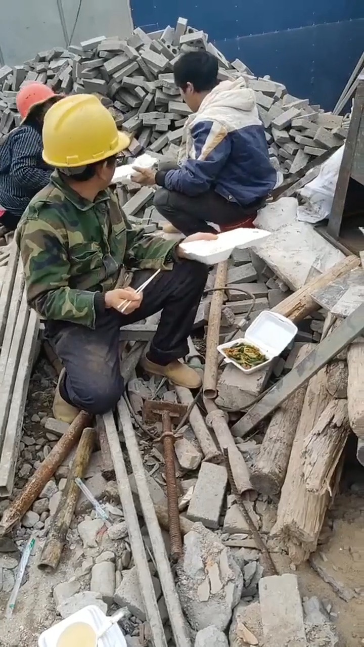 娱乐#在工地干活,都不舍得吃贵的吃好的,能吃饱就行