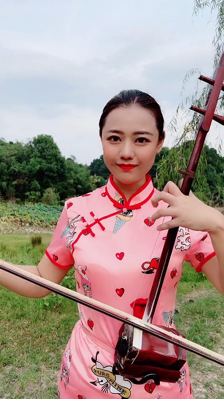 经典老歌#美女二胡拉奏《在希望的田野上》,欢快悠扬的旋律,令人回忆
