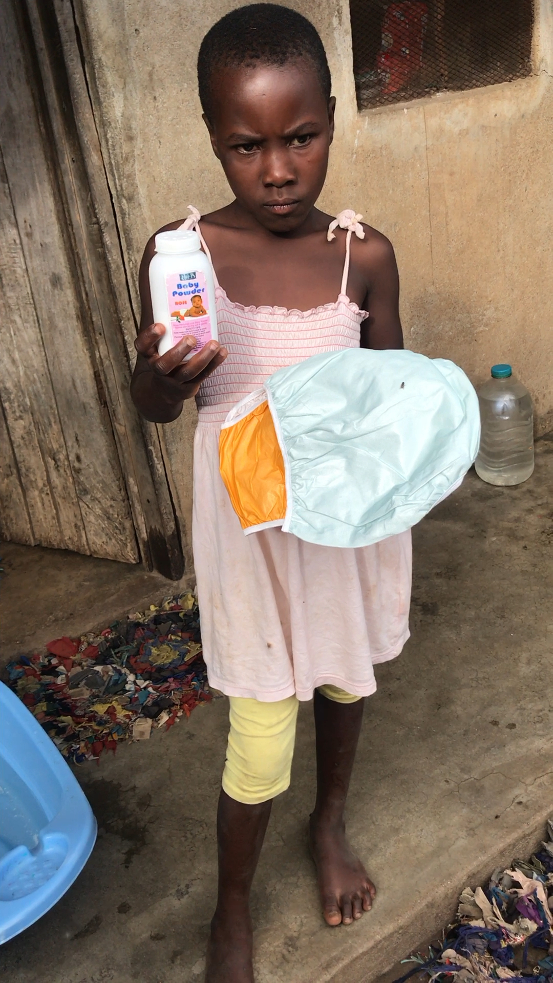 昨天小宝宝穿塑料袋当成尿布湿,今天买了二条止尿裤子和爽肤粉送来.