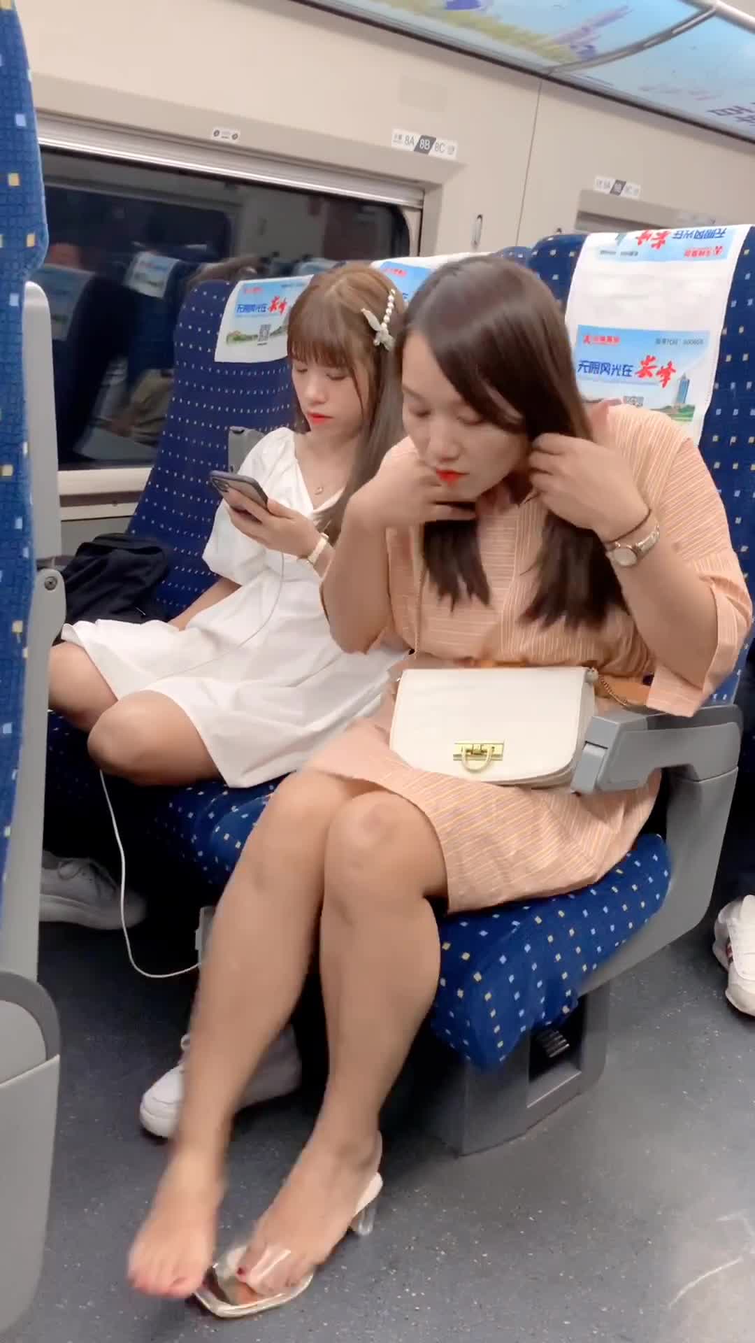 两位小姐姐在高铁上脱鞋,这下尴尬了吧