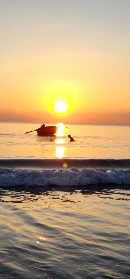在越南岘港海边看日出