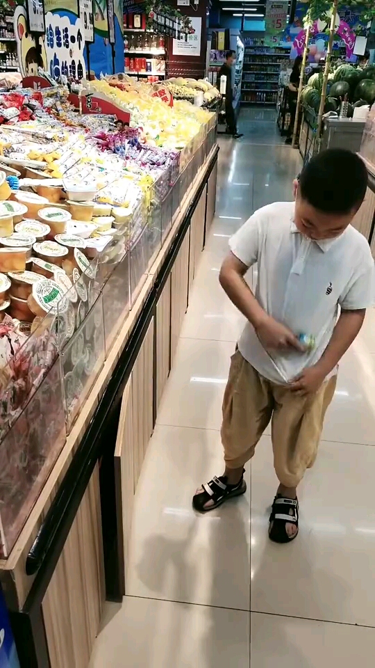 弯腰低人一尺抬头高人一丈孩子你弯腰的那一瞬间温暖了整个心你是纯洁