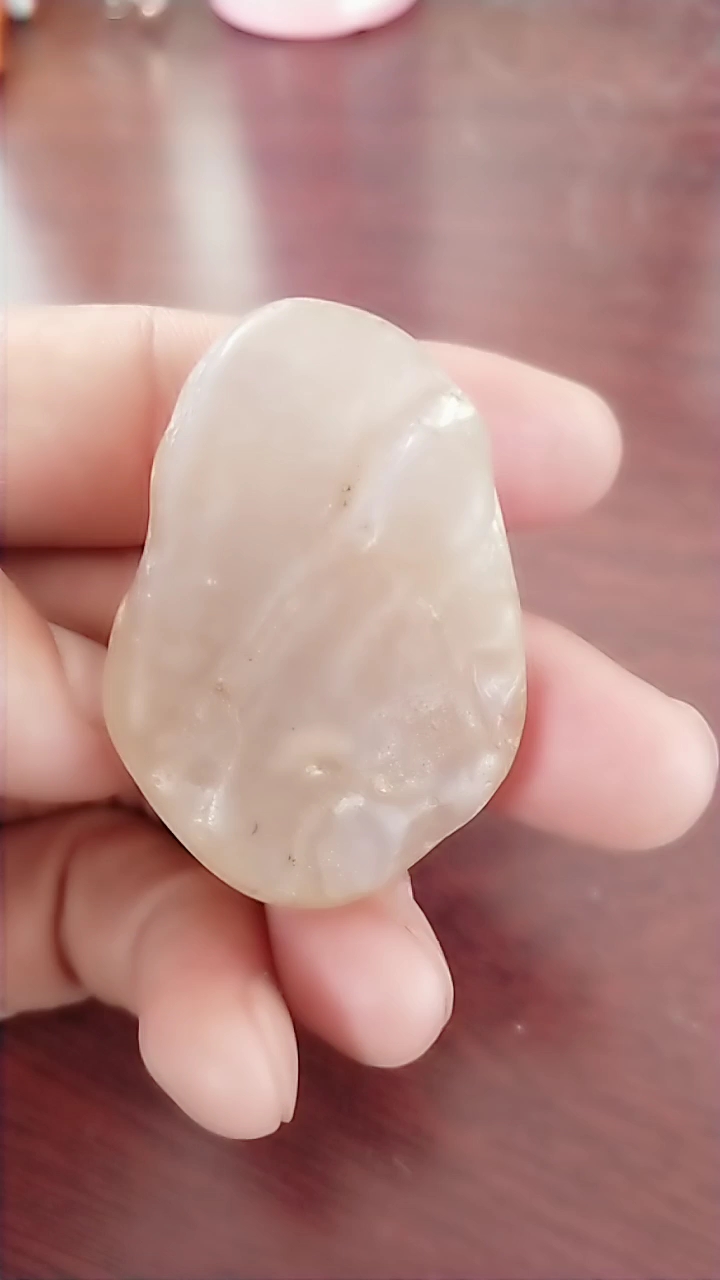 滦河玛瑙,真透明啊,里面有个蜘蛛?太奇妙了,大自然的美-度小视