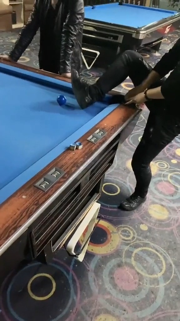 你们见过用脚打台球的吗