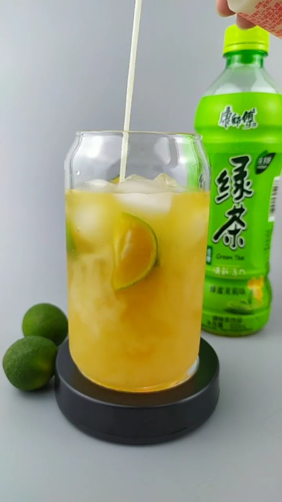 史上最热夏天# 金桔茶多多饮  食材:青金桔 冰块 绿茶  养乐多