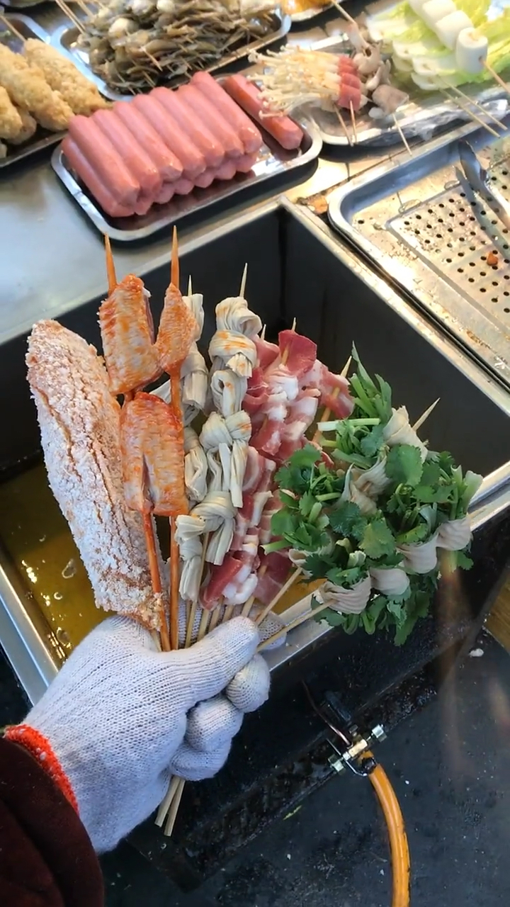 80后炸串大叔摆地摊z的真不少,吃炸串就给荤素搭配